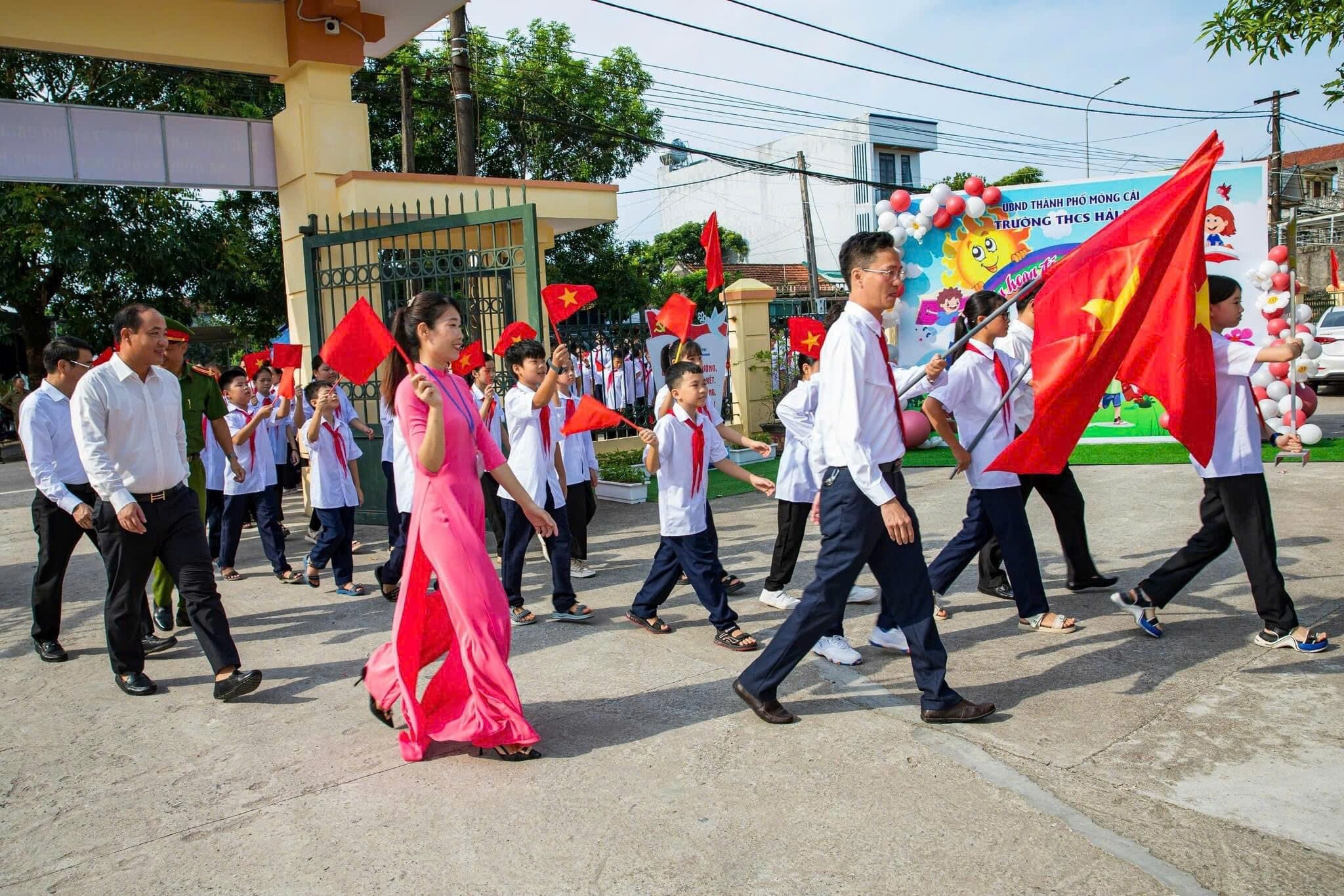 Ngày hội "Toàn dân đưa trẻ đến trường 32 https://thcshaiyen.edu.vn/wp-content/uploads/2024/10/458487583_934489275373456_646476998445994892_n.jpg