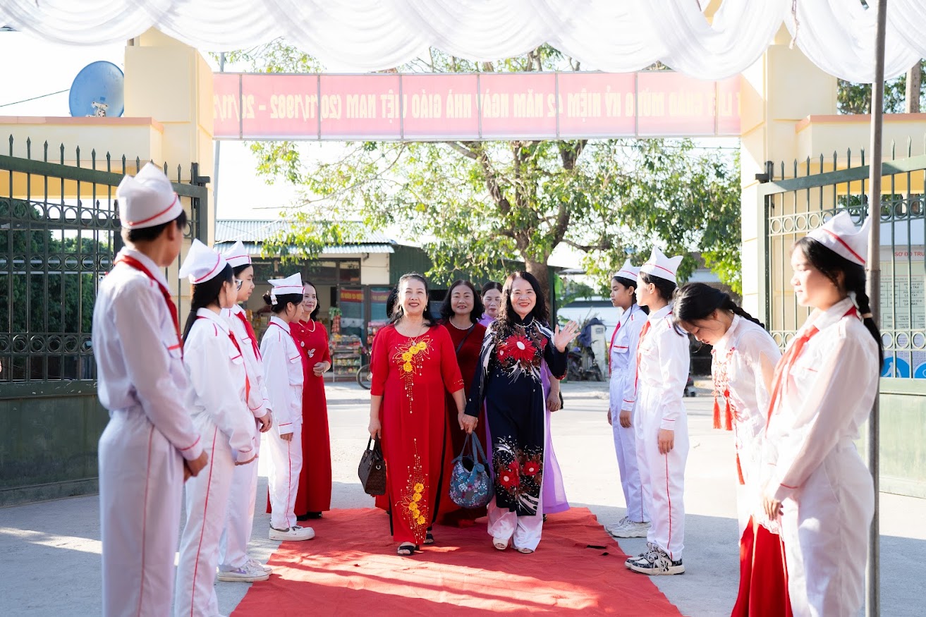 CHÀO MỪNG NGÀY NHÀ GIÁO VIỆT NAM 20/11/1982- 20/11/2024 9 https://thcshaiyen.edu.vn/wp-content/uploads/2024/11/DSC05510.jpg
