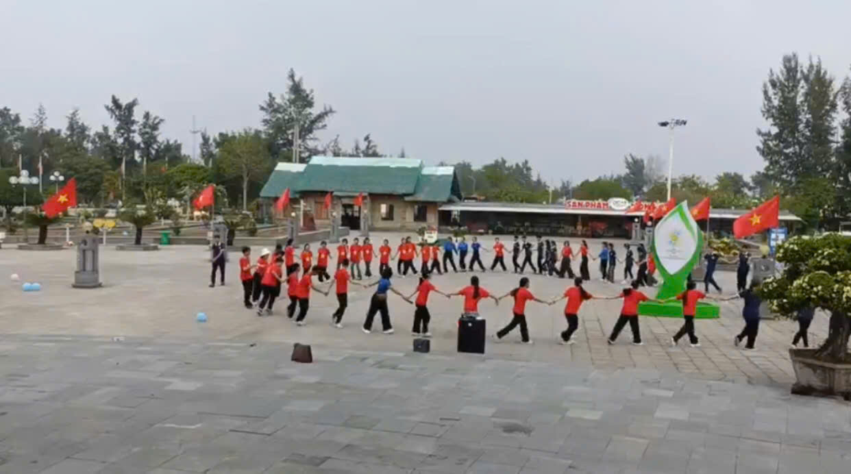 Trường THCS Hải Yên tổ chức hoạt động trải nghiệm cho học sinh. 16 https://thcshaiyen.edu.vn/wp-content/uploads/2024/11/z6040329574559_8be524887ec76cf0548086d6eb795bc3-scaled.jpg