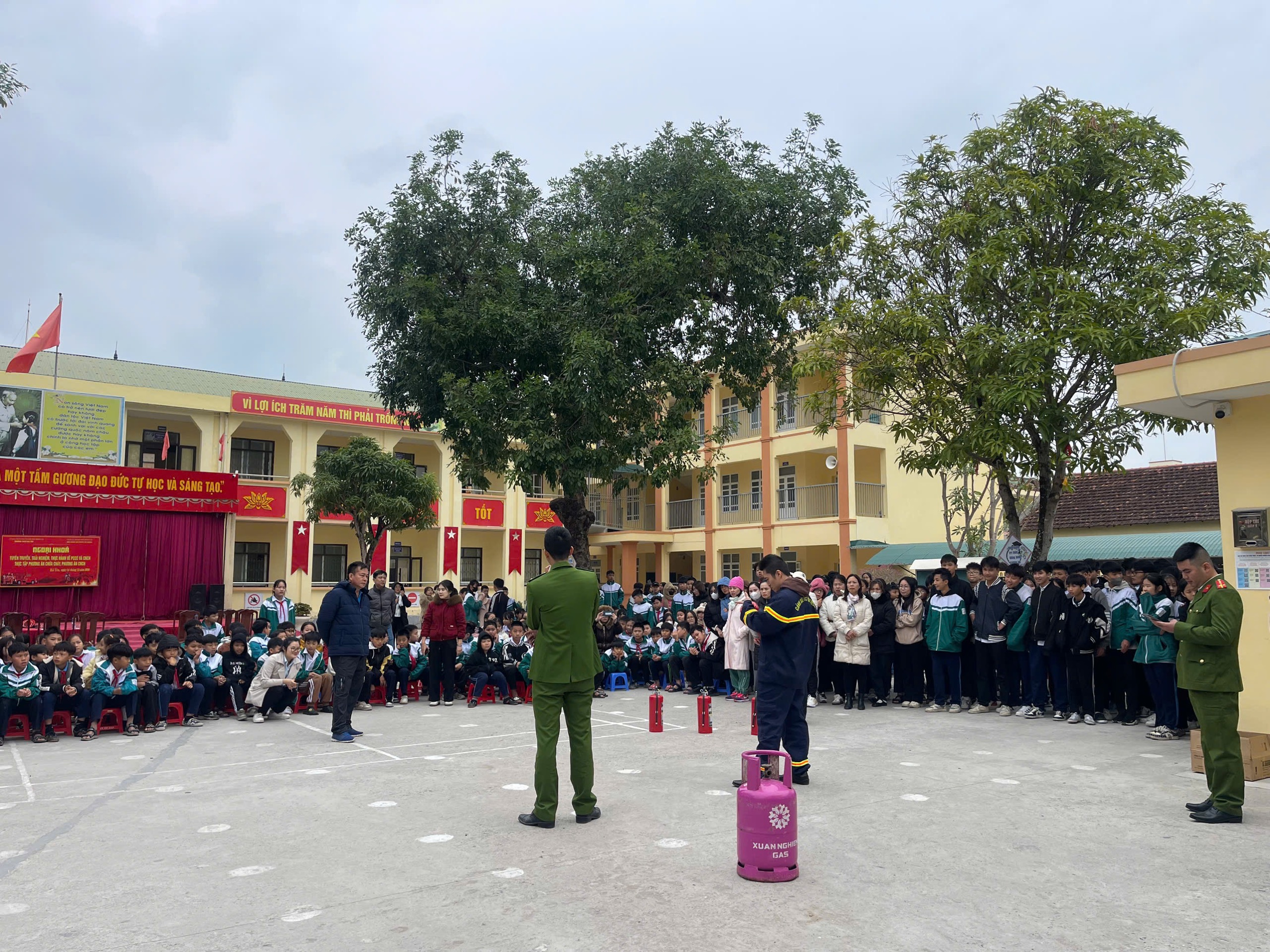 TUYÊN TRUYỀN VỀ CÔNG TÁC PHÒNG CHÁY CHỮA CHÁY VÀ CỨU NẠN CỨU HỘ 7 https://thcshaiyen.edu.vn/wp-content/uploads/2024/12/021E378A-1E8D-4144-B7FF-FBD97CF693DB.jpeg