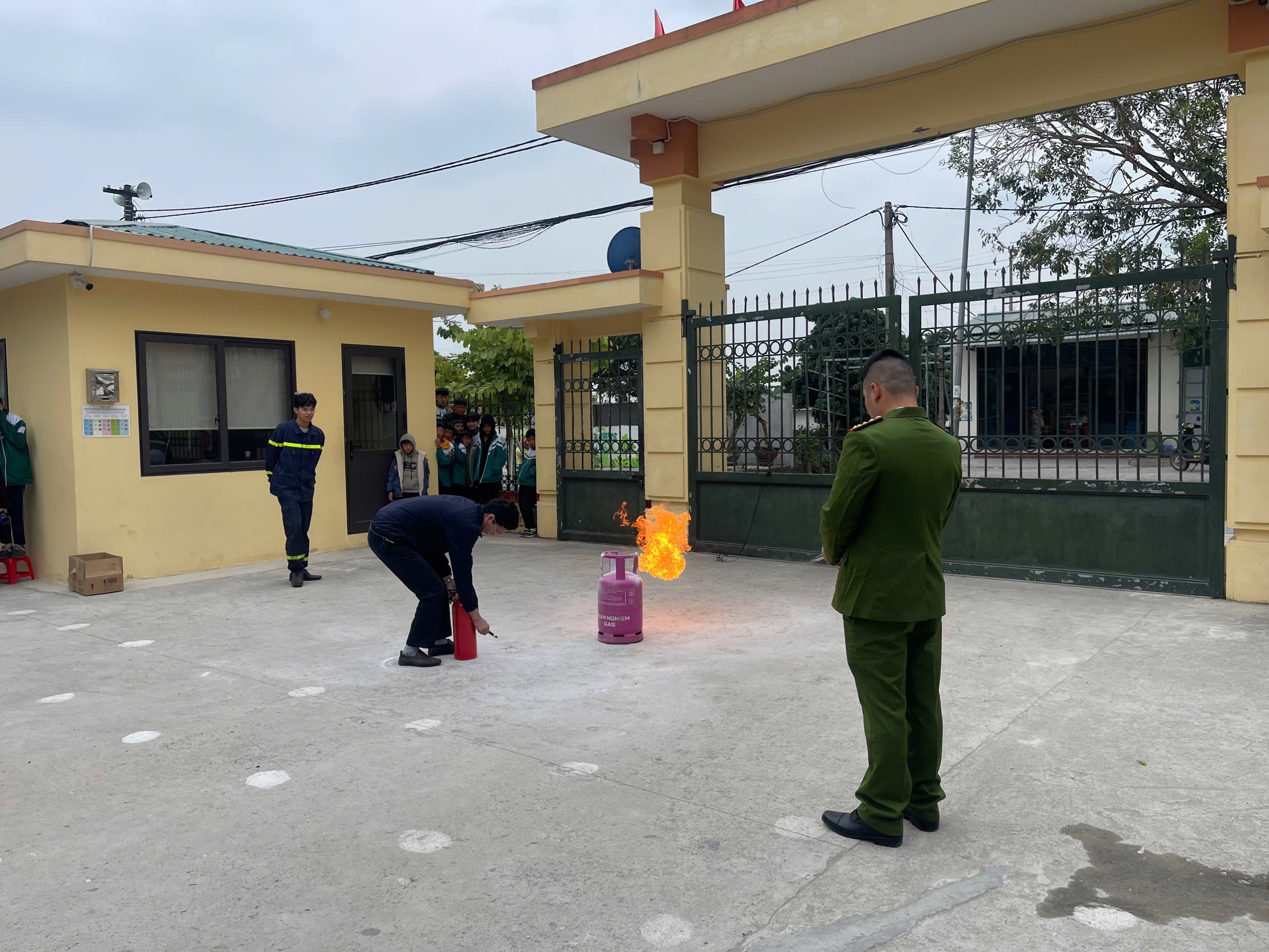 TUYÊN TRUYỀN VỀ CÔNG TÁC PHÒNG CHÁY CHỮA CHÁY VÀ CỨU NẠN CỨU HỘ 11 https://thcshaiyen.edu.vn/wp-content/uploads/2024/12/021E378A-1E8D-4144-B7FF-FBD97CF693DB.jpeg