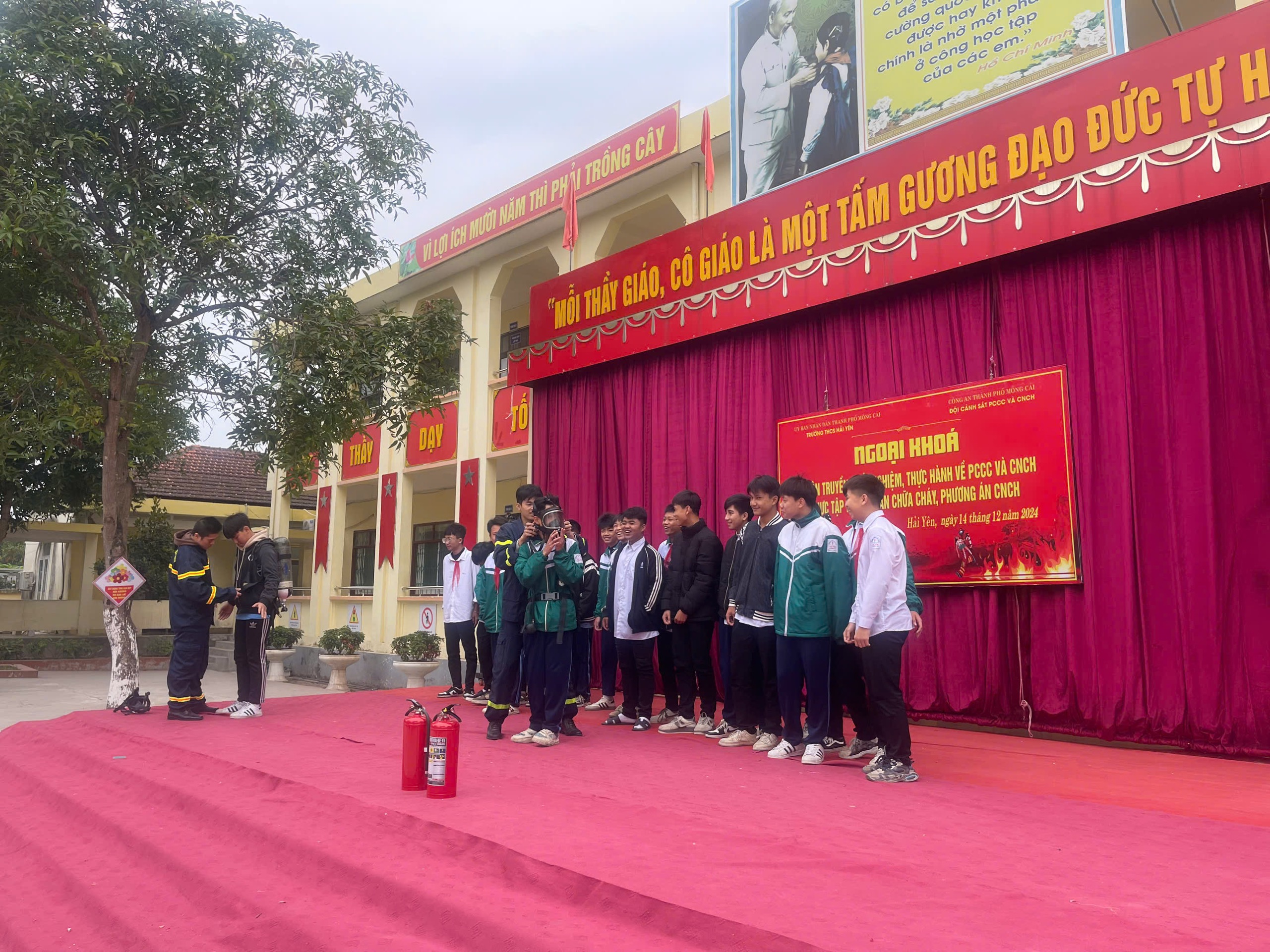 TUYÊN TRUYỀN VỀ CÔNG TÁC PHÒNG CHÁY CHỮA CHÁY VÀ CỨU NẠN CỨU HỘ 4 https://thcshaiyen.edu.vn/wp-content/uploads/2024/12/021E378A-1E8D-4144-B7FF-FBD97CF693DB.jpeg