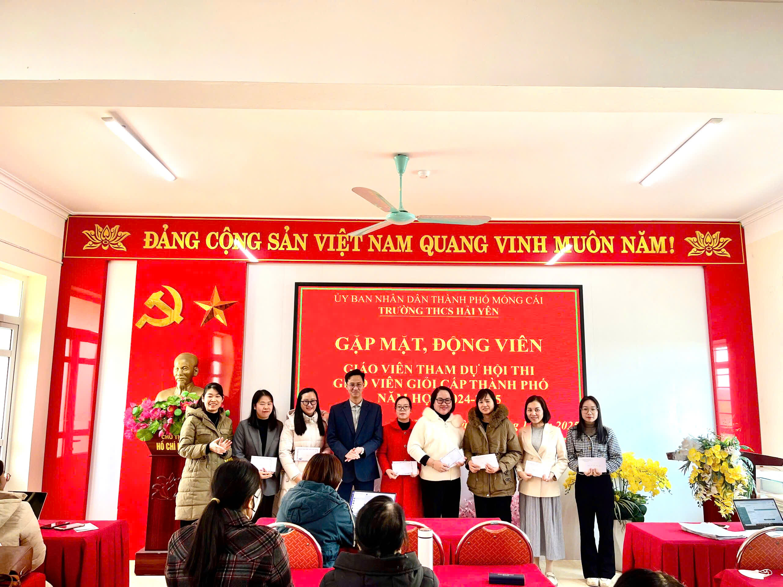 GẶP MẶT, ĐỘNG VIÊN GIÁO VIÊN THAM GIA HỘI THI GVDG CẤP THÀNH PHỐ NĂM 2024-2025 3 https://thcshaiyen.edu.vn/wp-content/uploads/2025/01/z6216521729436_aa5ec2ae78d5abb98070e00dc6a2137f.jpg