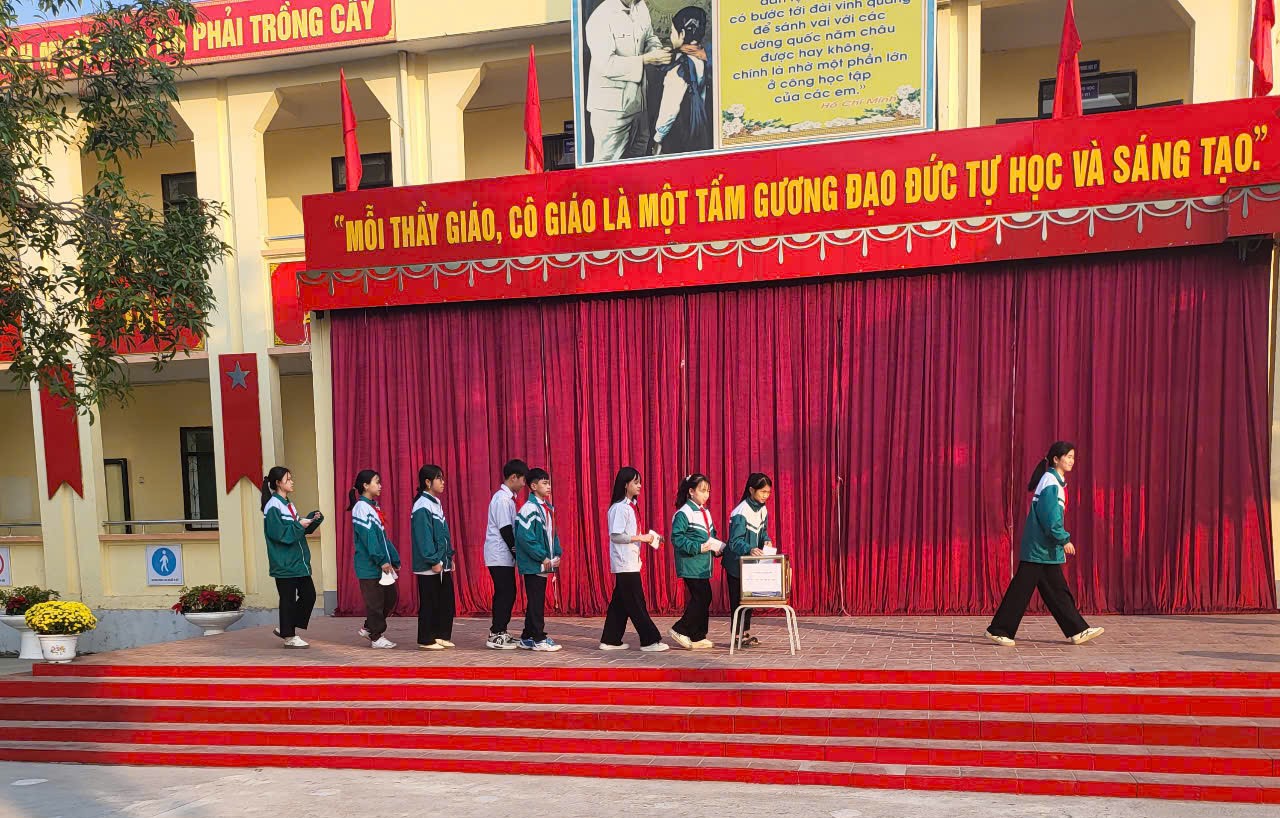 TRƯỜNG THCS HẢI YÊN SƠ KẾT HỌC KÌ I VÀ TẶNG QUÀ CHO HỌC SINH CÓ HOÀN CẢNH KHÓ KHĂN NHÂN DỊP TẾT NGUYÊN ĐÁN NĂM 2025 5 https://thcshaiyen.edu.vn/wp-content/uploads/2025/01/z6259815226344_dd26fcb94408f0d3b96434342f320c7b.jpg