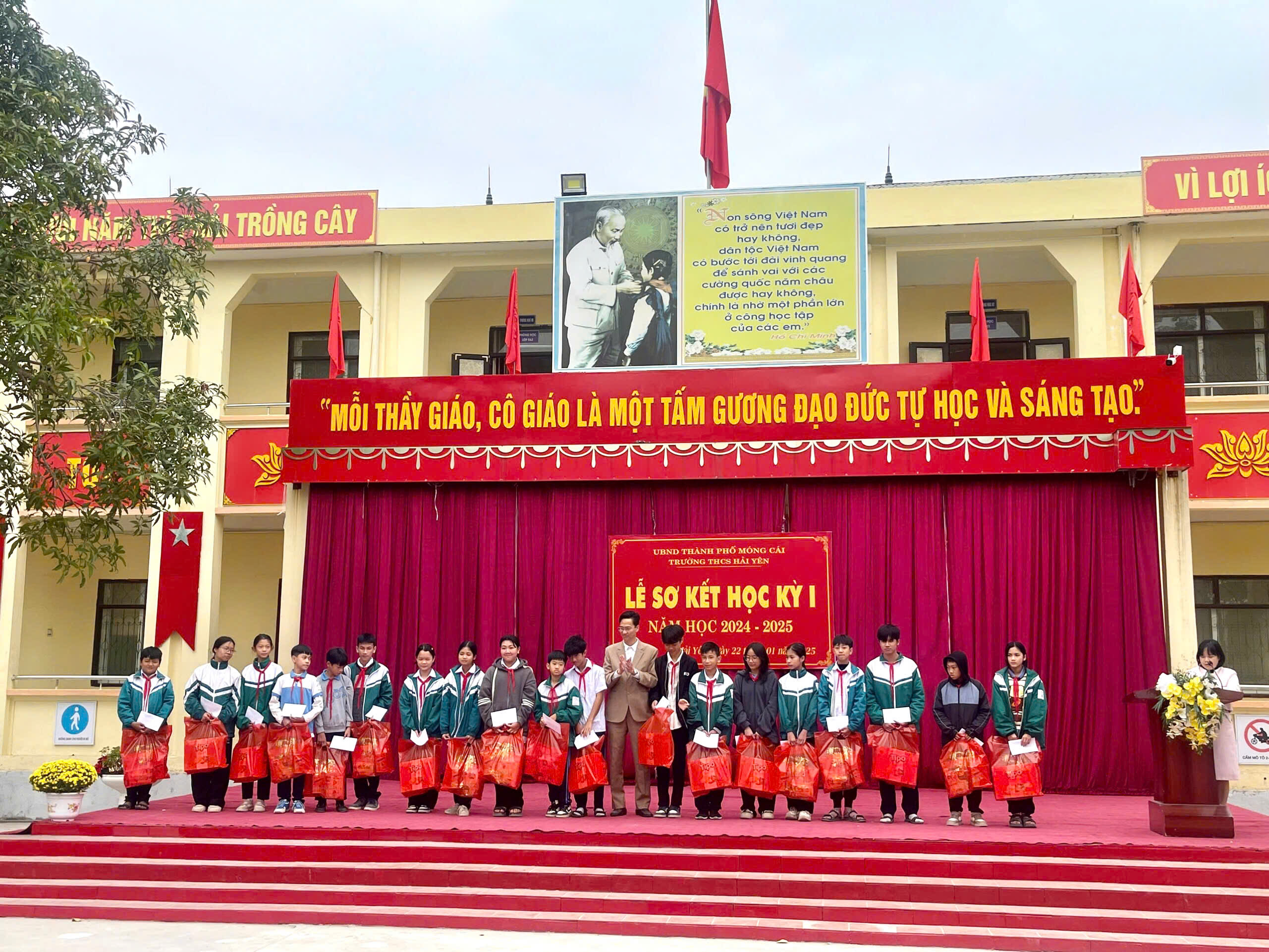 TRƯỜNG THCS HẢI YÊN SƠ KẾT HỌC KÌ I VÀ TẶNG QUÀ CHO HỌC SINH CÓ HOÀN CẢNH KHÓ KHĂN NHÂN DỊP TẾT NGUYÊN ĐÁN NĂM 2025 7 https://thcshaiyen.edu.vn/wp-content/uploads/2025/01/z6259815226344_dd26fcb94408f0d3b96434342f320c7b.jpg