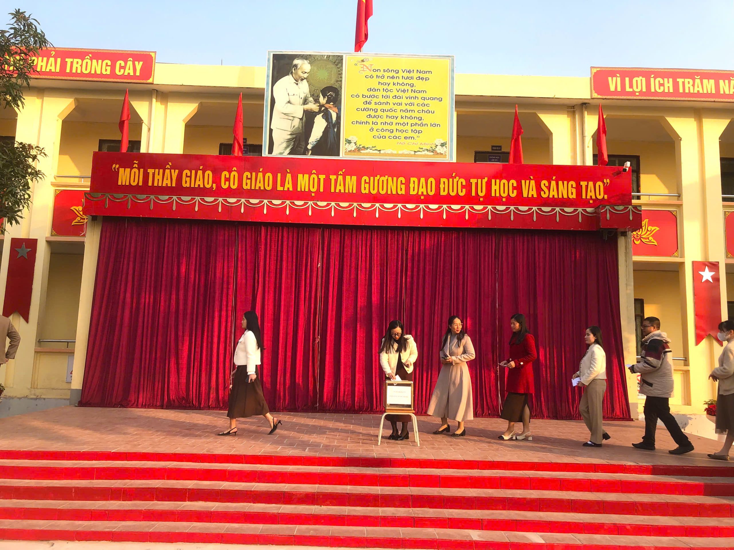 TRƯỜNG THCS HẢI YÊN SƠ KẾT HỌC KÌ I VÀ TẶNG QUÀ CHO HỌC SINH CÓ HOÀN CẢNH KHÓ KHĂN NHÂN DỊP TẾT NGUYÊN ĐÁN NĂM 2025 2 https://thcshaiyen.edu.vn/wp-content/uploads/2025/01/z6259815226344_dd26fcb94408f0d3b96434342f320c7b.jpg