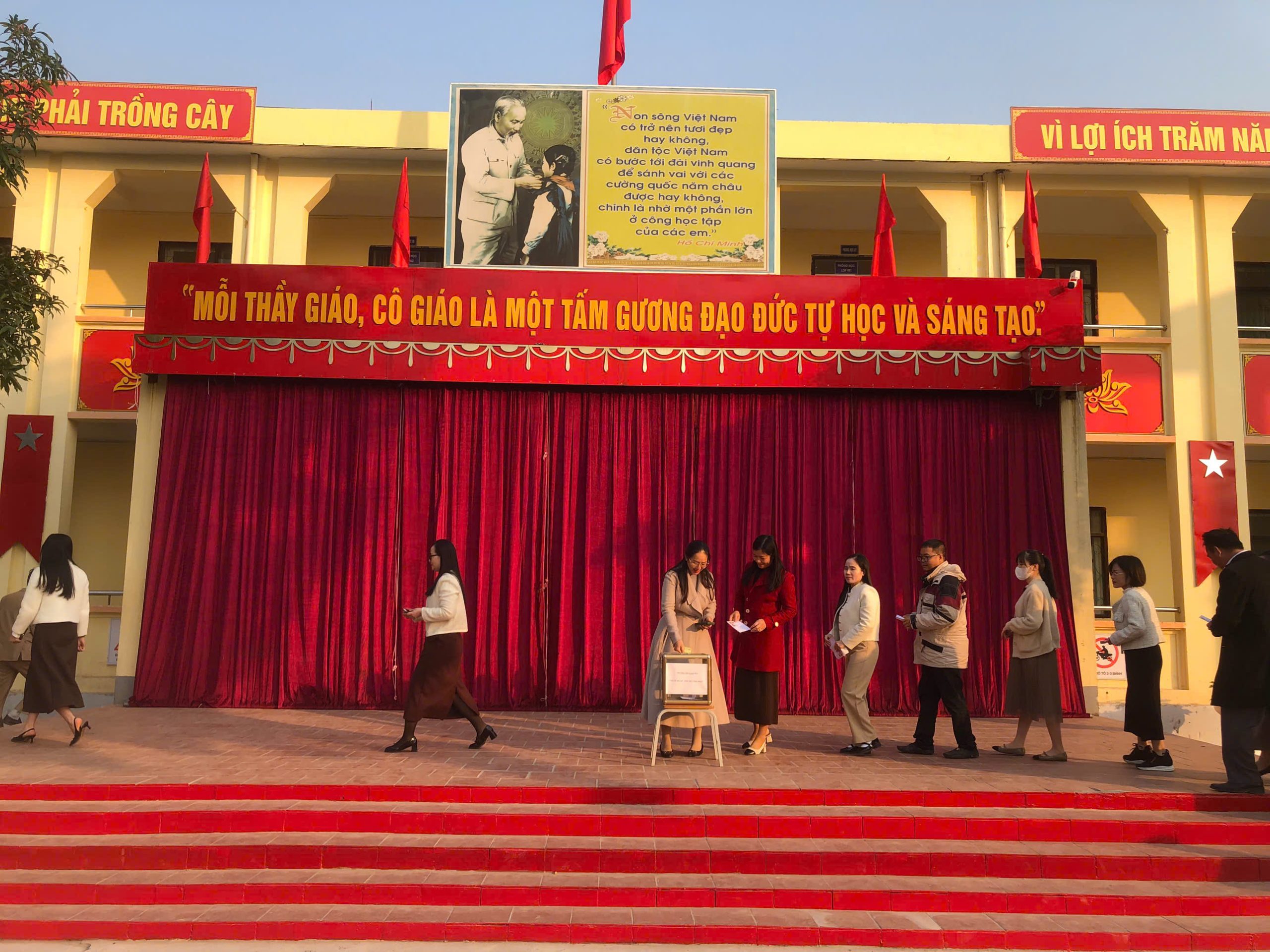 TRƯỜNG THCS HẢI YÊN SƠ KẾT HỌC KÌ I VÀ TẶNG QUÀ CHO HỌC SINH CÓ HOÀN CẢNH KHÓ KHĂN NHÂN DỊP TẾT NGUYÊN ĐÁN NĂM 2025 3 https://thcshaiyen.edu.vn/wp-content/uploads/2025/01/z6259815226344_dd26fcb94408f0d3b96434342f320c7b.jpg