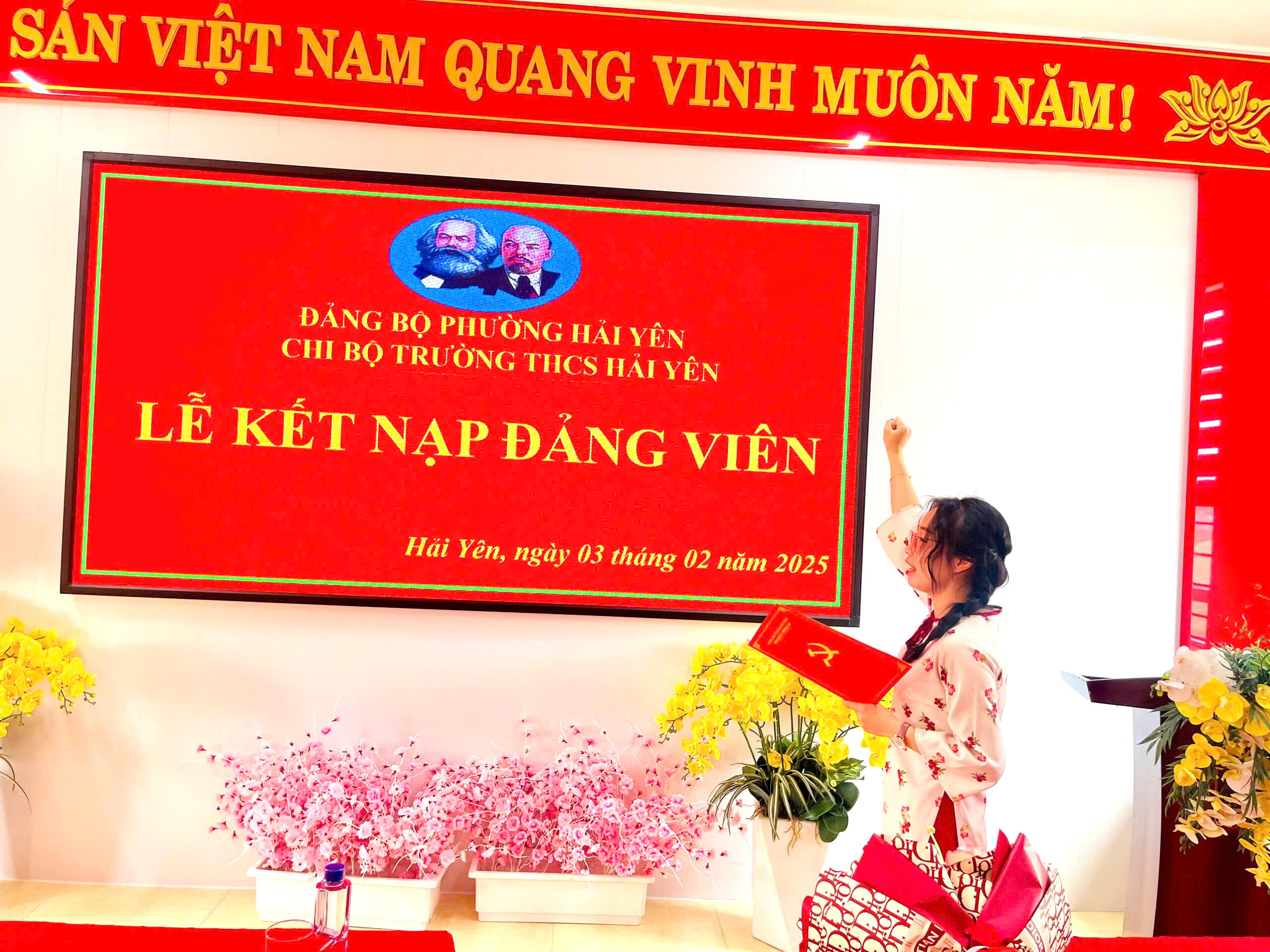 Lễ kết nạp Đảng viên mới Chi bộ trường THCS Hải Yên thuộc Đảng bộ 3 https://thcshaiyen.edu.vn/wp-content/uploads/2025/02/z6323104066998_25d09cca6a6b46fd87787fcb1ee31daa-1.jpg