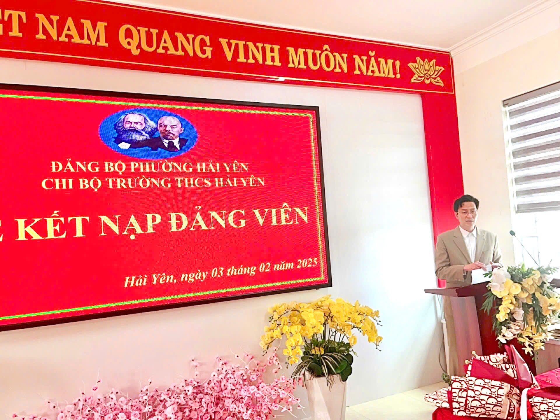 Lễ kết nạp Đảng viên mới Chi bộ trường THCS Hải Yên thuộc Đảng bộ 4 https://thcshaiyen.edu.vn/wp-content/uploads/2025/02/z6323104066998_25d09cca6a6b46fd87787fcb1ee31daa-1.jpg