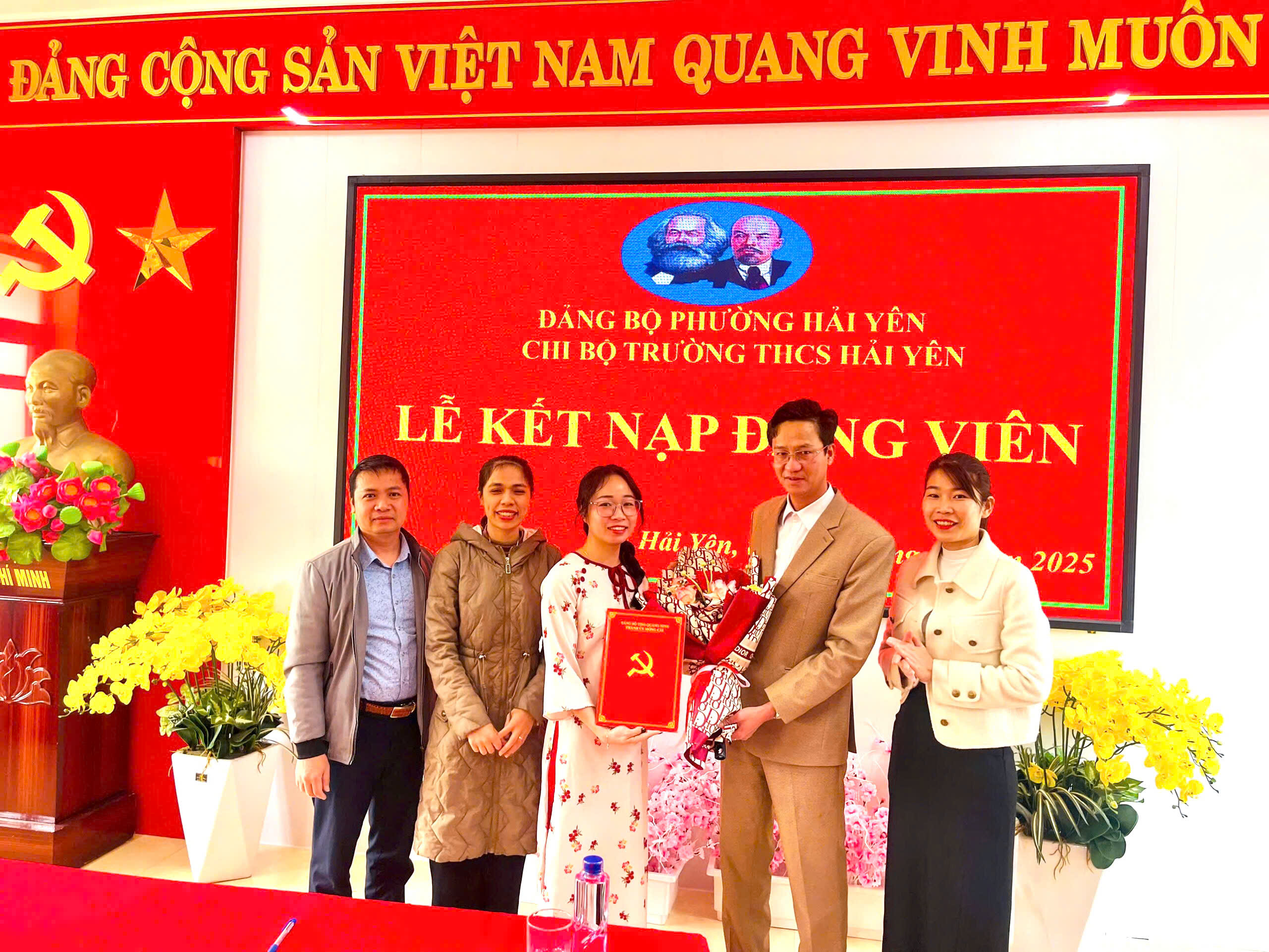 Lễ kết nạp Đảng viên mới Chi bộ trường THCS Hải Yên thuộc Đảng bộ 2 https://thcshaiyen.edu.vn/wp-content/uploads/2025/02/z6323104066998_25d09cca6a6b46fd87787fcb1ee31daa-1.jpg