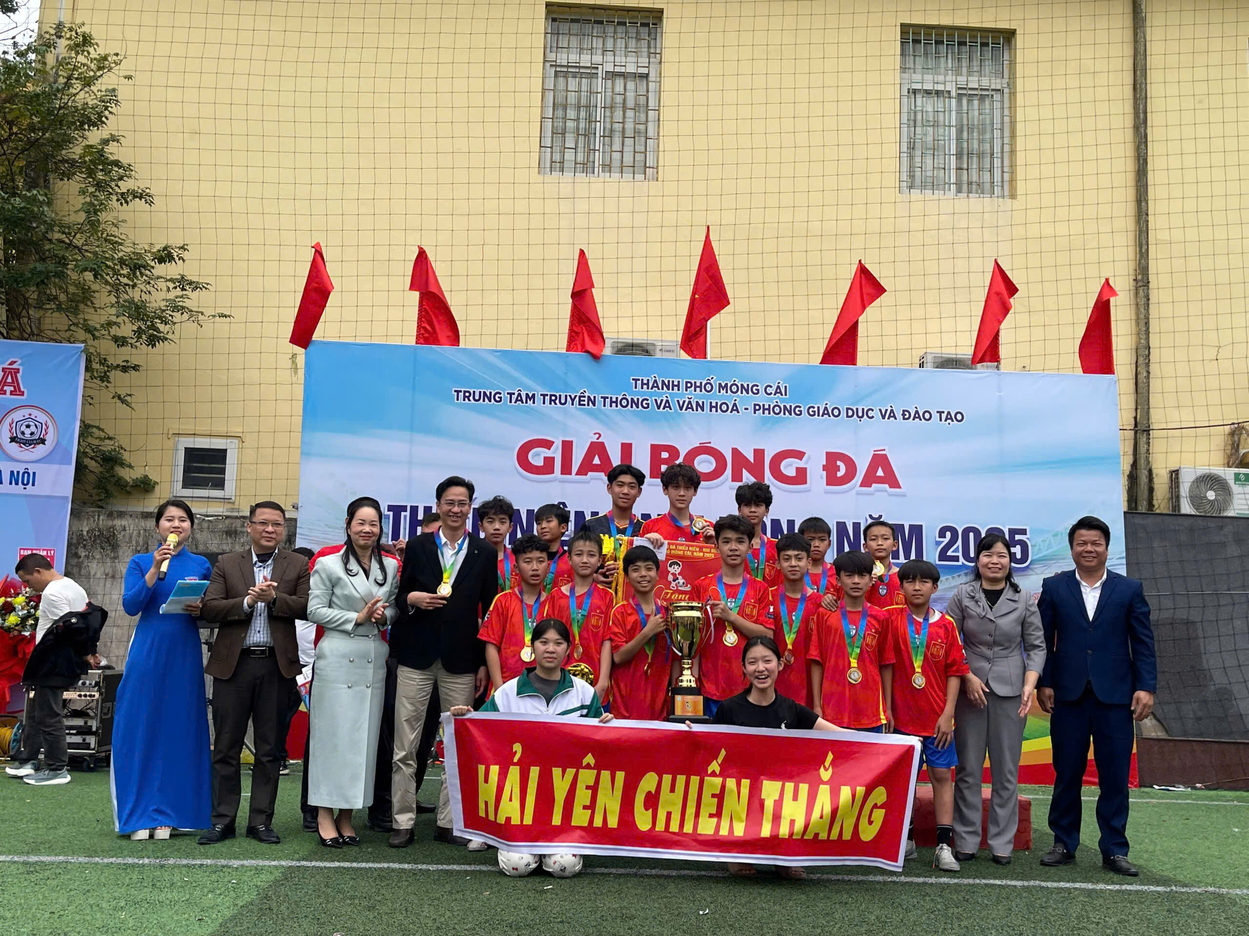 Đội tuyển bóng đá nam học sinh THCS Hải Yên giành ngôi vô địch tại Giải bóng đá Thiếu niên-Nhi đồng năm 2025 14 https://thcshaiyen.edu.vn/wp-content/uploads/2025/03/z6367149473423_932da2006ee8c0a19fe6e08be9dd2469.jpg