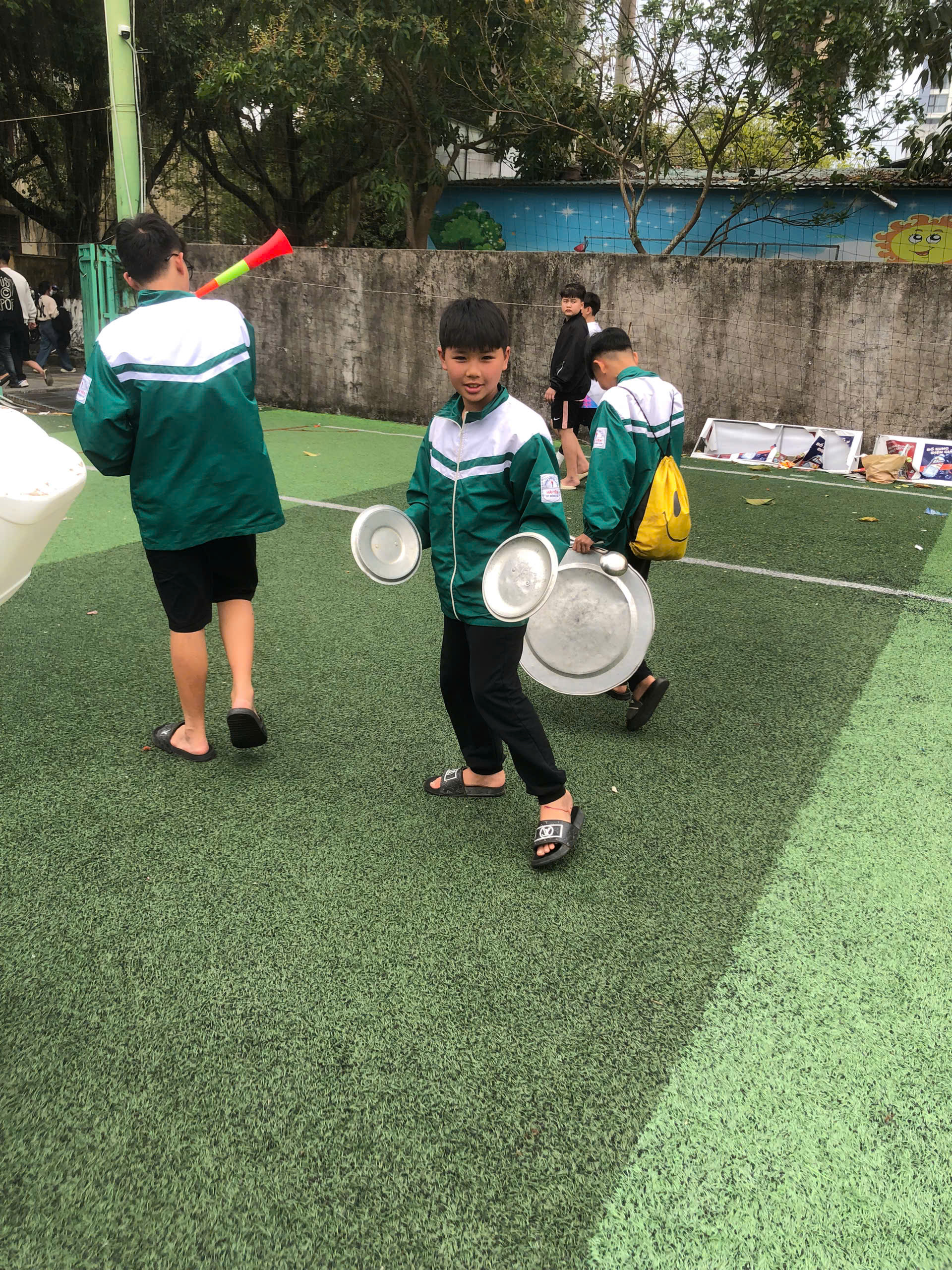 Đội tuyển bóng đá nam học sinh THCS Hải Yên giành ngôi vô địch tại Giải bóng đá Thiếu niên-Nhi đồng năm 2025 20 https://thcshaiyen.edu.vn/wp-content/uploads/2025/03/z6367149473423_932da2006ee8c0a19fe6e08be9dd2469.jpg