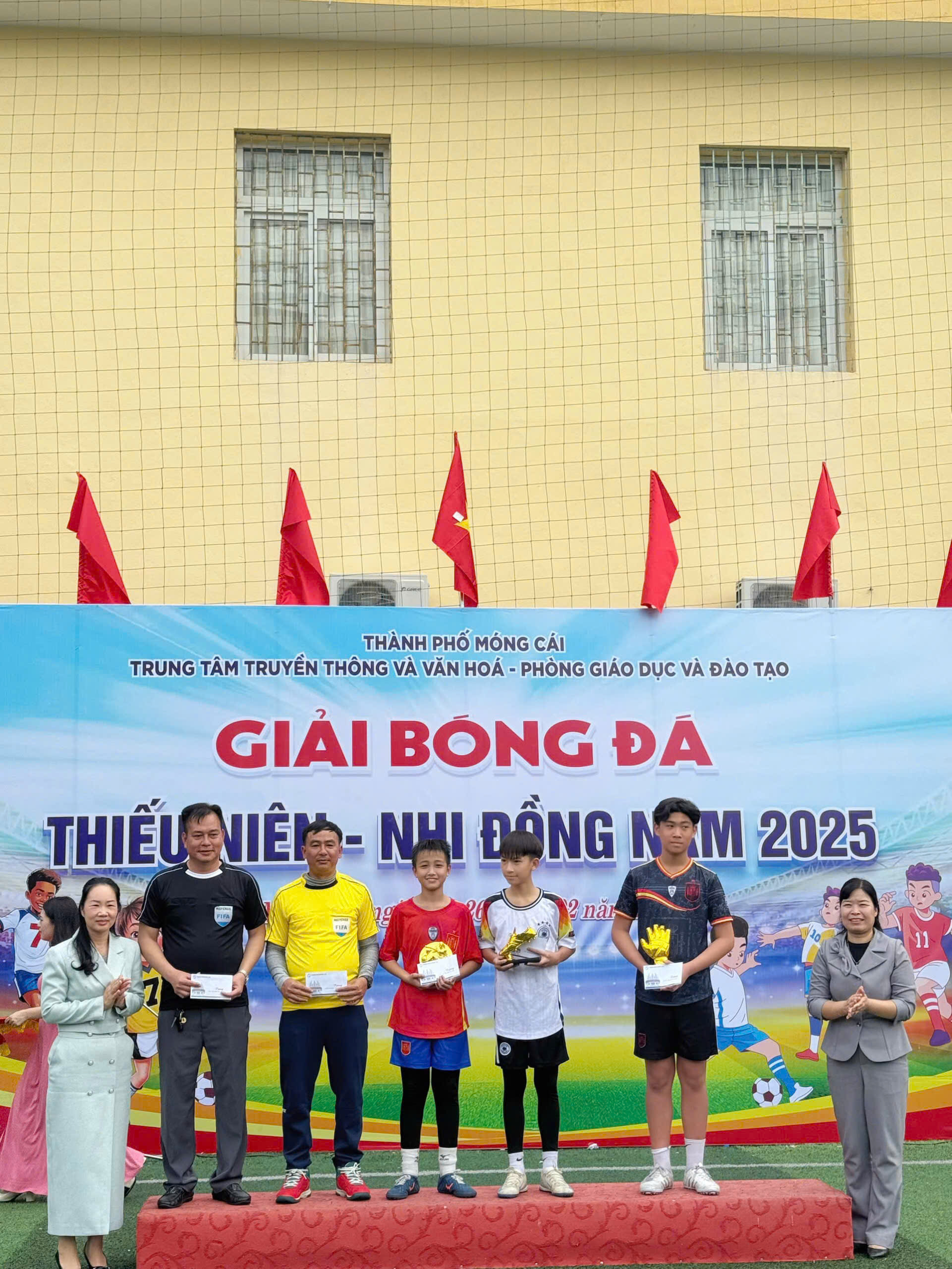 Đội tuyển bóng đá nam học sinh THCS Hải Yên giành ngôi vô địch tại Giải bóng đá Thiếu niên-Nhi đồng năm 2025 15 https://thcshaiyen.edu.vn/wp-content/uploads/2025/03/z6367149473423_932da2006ee8c0a19fe6e08be9dd2469.jpg