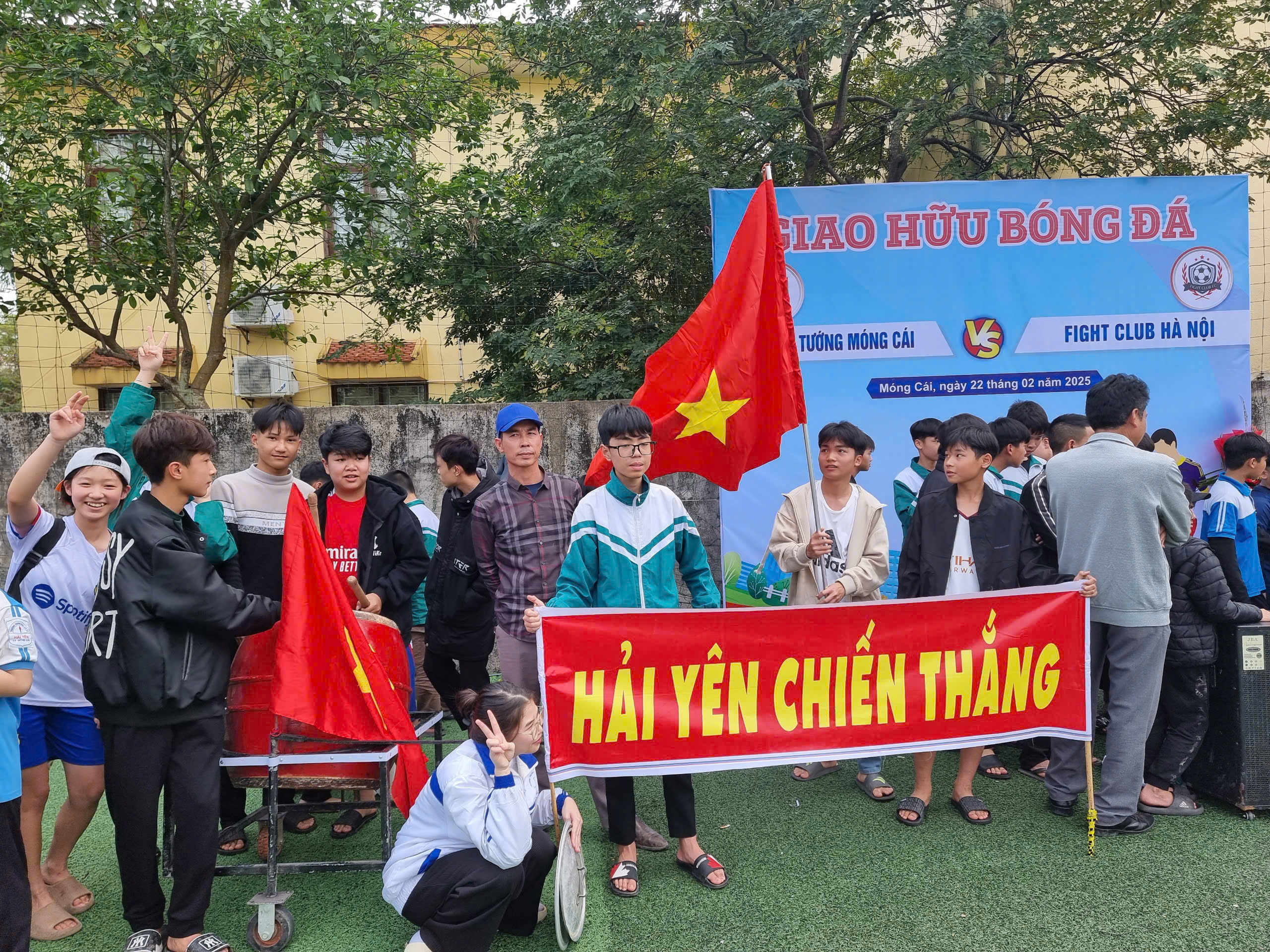 Đội tuyển bóng đá nam học sinh THCS Hải Yên giành ngôi vô địch tại Giải bóng đá Thiếu niên-Nhi đồng năm 2025 18 https://thcshaiyen.edu.vn/wp-content/uploads/2025/03/z6367149473423_932da2006ee8c0a19fe6e08be9dd2469.jpg