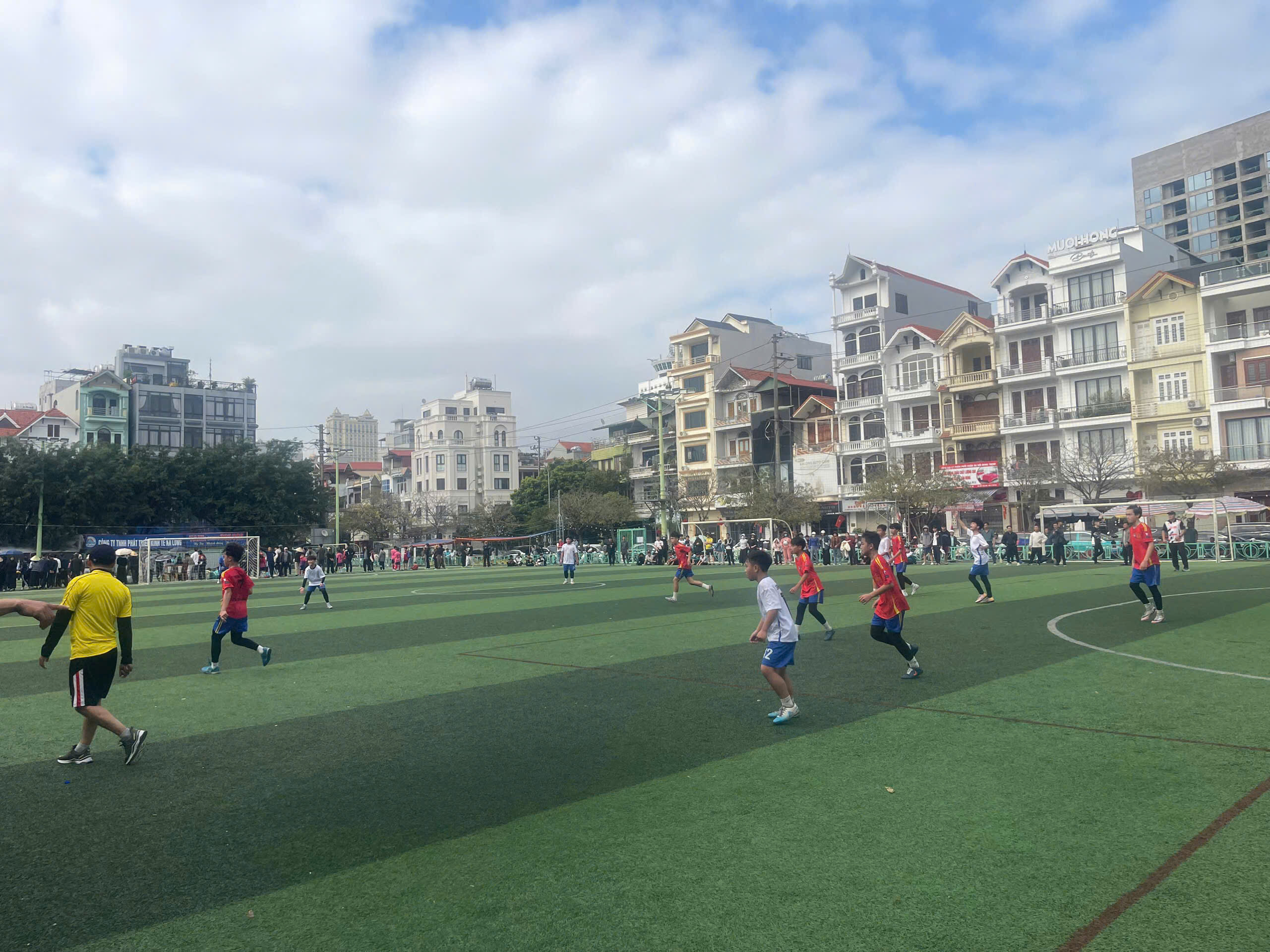 Đội tuyển bóng đá nam học sinh THCS Hải Yên giành ngôi vô địch tại Giải bóng đá Thiếu niên-Nhi đồng năm 2025 17 https://thcshaiyen.edu.vn/wp-content/uploads/2025/03/z6367149473423_932da2006ee8c0a19fe6e08be9dd2469.jpg