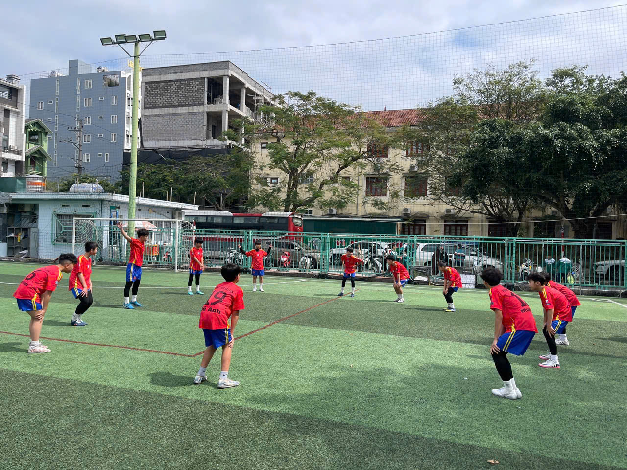 Đội tuyển bóng đá nam học sinh THCS Hải Yên giành ngôi vô địch tại Giải bóng đá Thiếu niên-Nhi đồng năm 2025 16 https://thcshaiyen.edu.vn/wp-content/uploads/2025/03/z6367149473423_932da2006ee8c0a19fe6e08be9dd2469.jpg