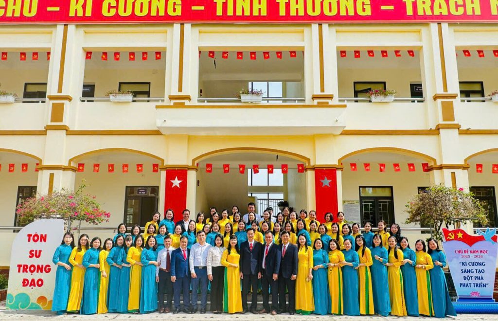 HỘI NGHỊ VIÊN CHỨC, NGƯỜI LAO ĐỘNG NĂM HỌC 2025-2026 4 https://thcshaiyen.edu.vn/wp-content/uploads/2025/11/z7209750155663_88fa88f749f63d6f40addaacb22f5126.jpg