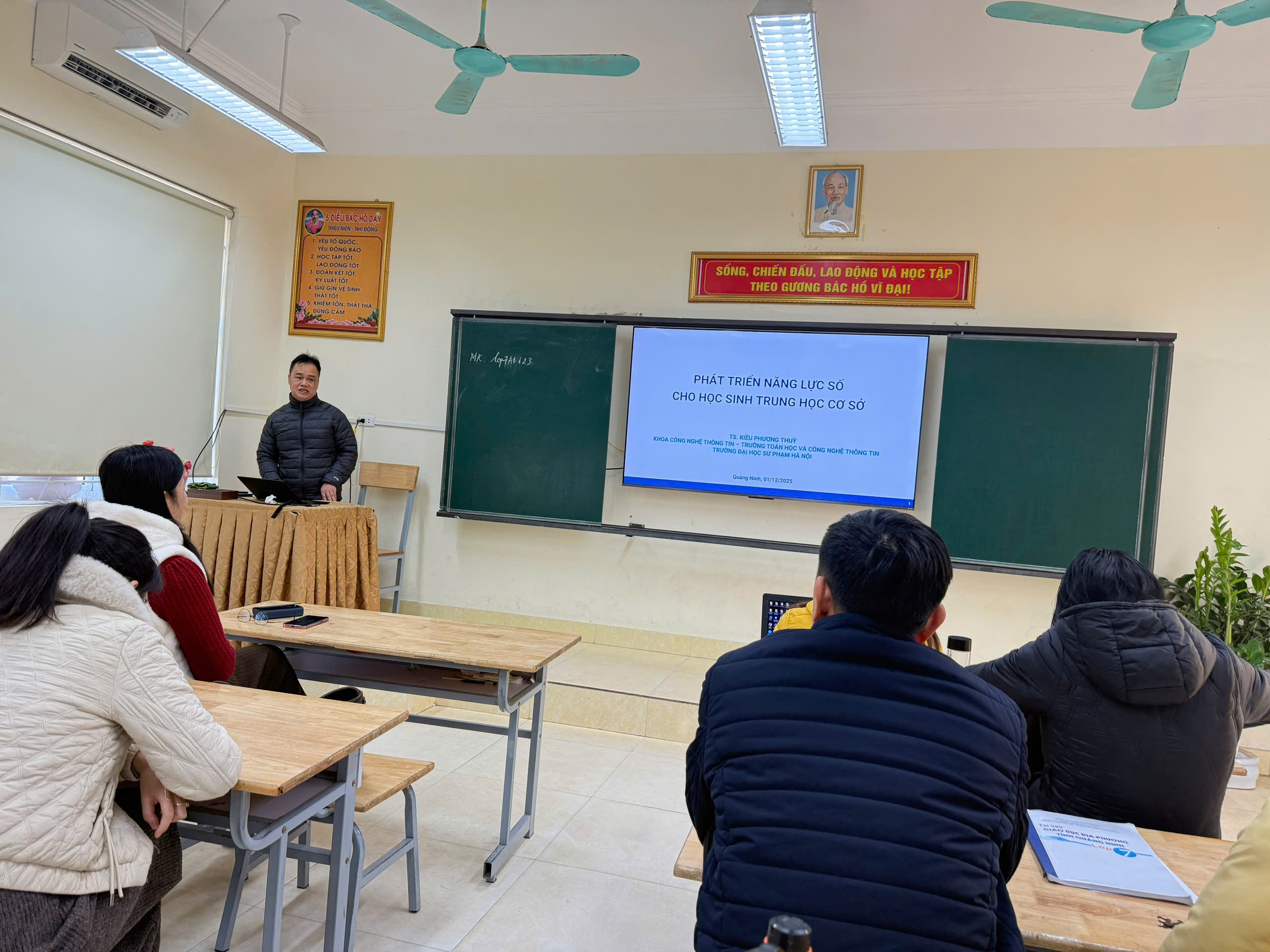 TRƯỜNG THCS HẢI YÊN TẬP HUẤN NĂNG LỰC SỐ 3 https://thcshaiyen.edu.vn/wp-content/uploads/2026/01/z7415428043971_cd287f3b52e9f00718ec558babb55aed-scaled.jpg