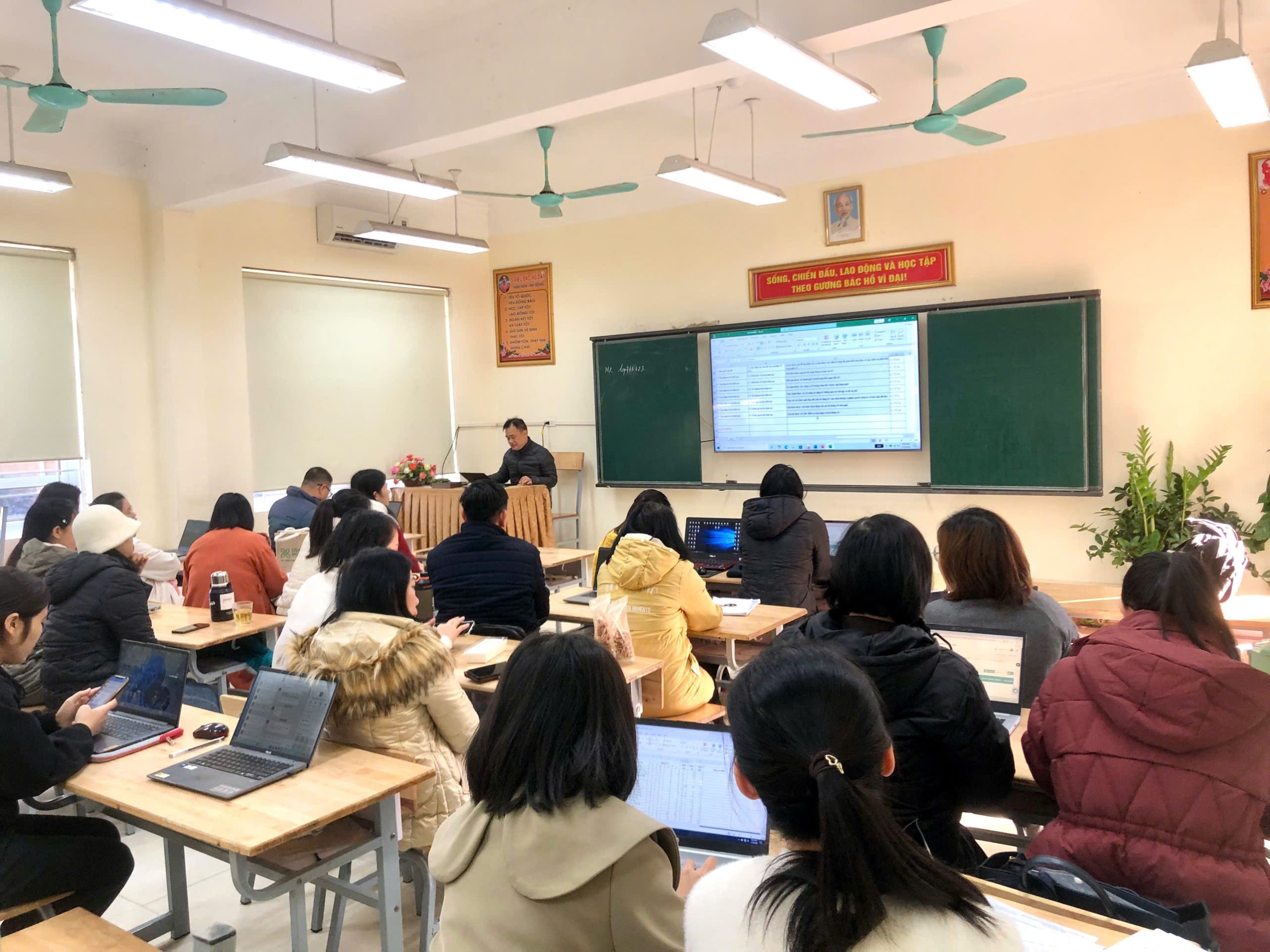 TRƯỜNG THCS HẢI YÊN TẬP HUẤN NĂNG LỰC SỐ 2 https://thcshaiyen.edu.vn/wp-content/uploads/2026/01/z7415428043971_cd287f3b52e9f00718ec558babb55aed-scaled.jpg